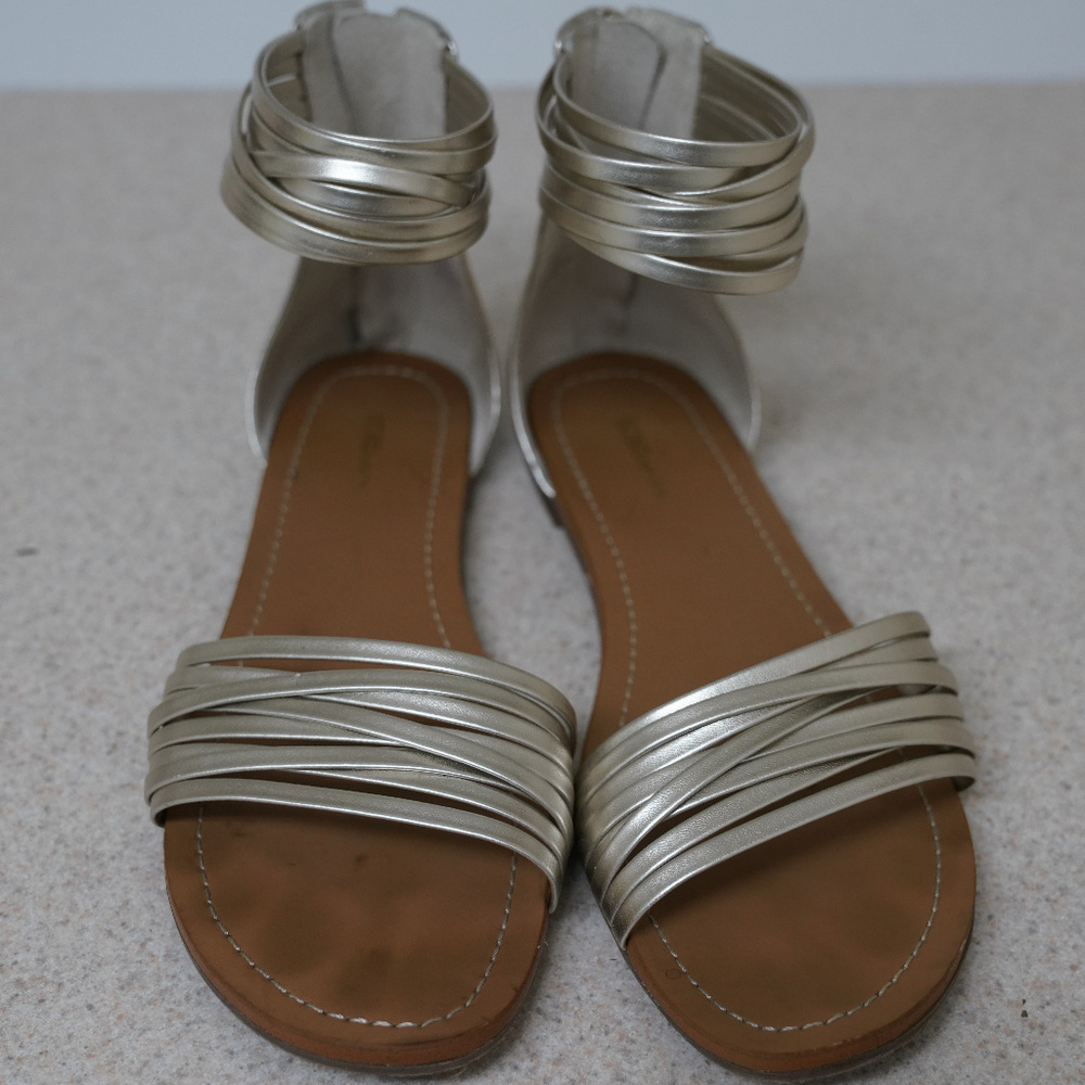 BCBG Womens Flat Metallic Sandals Size 11